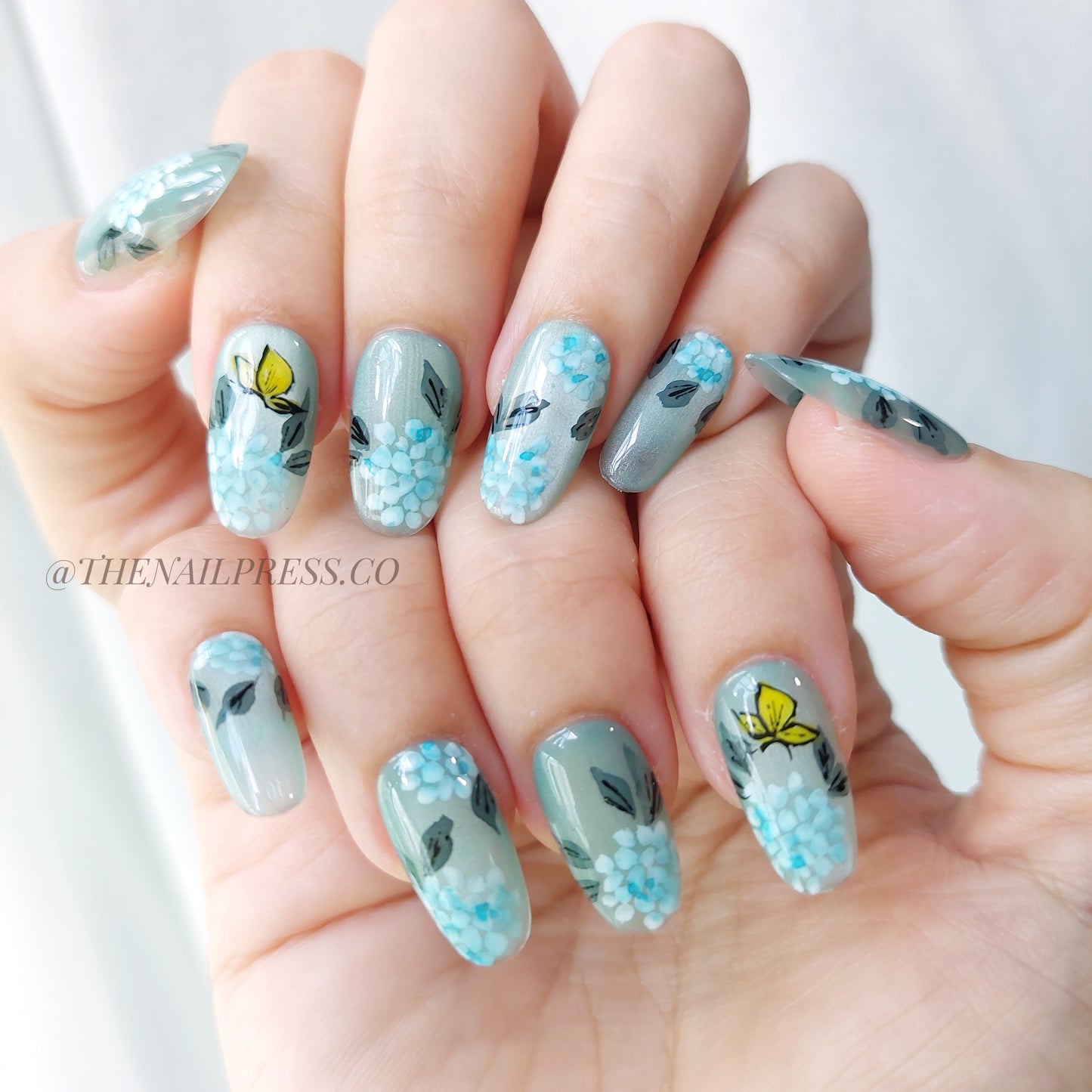 Serene Hydrangea Garden – Short Oval 21mm