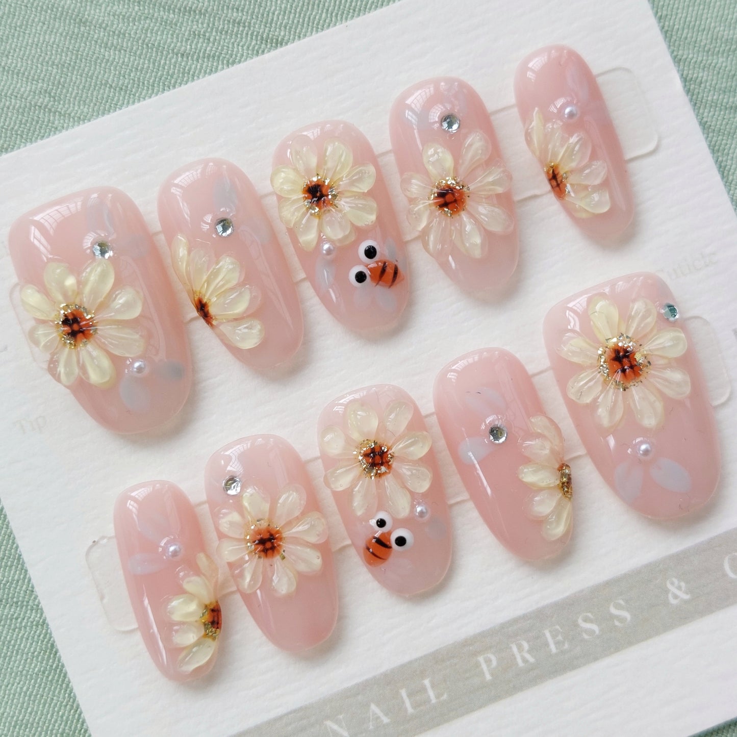 Honeyed Daisy Dreams – Medium Rounded 19mm