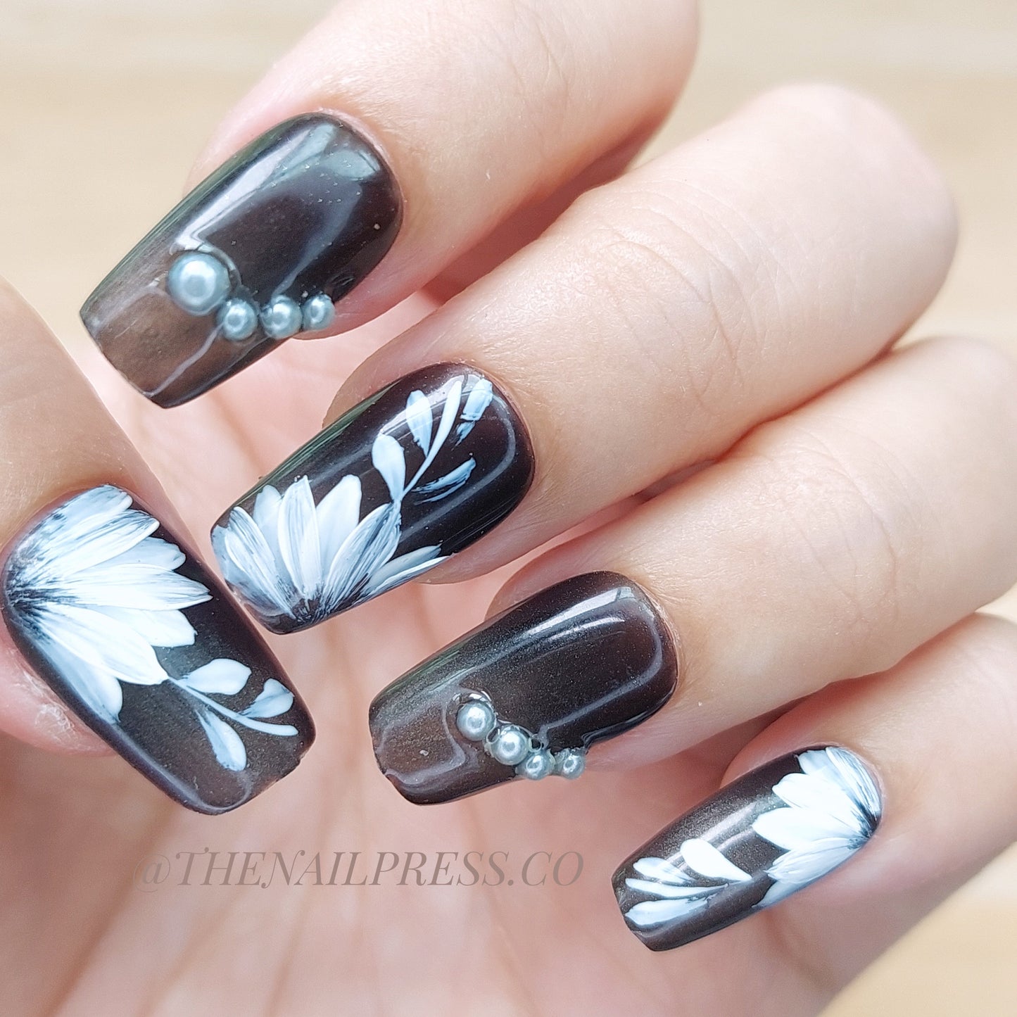 Monochrome Grace – Medium Square 19mm