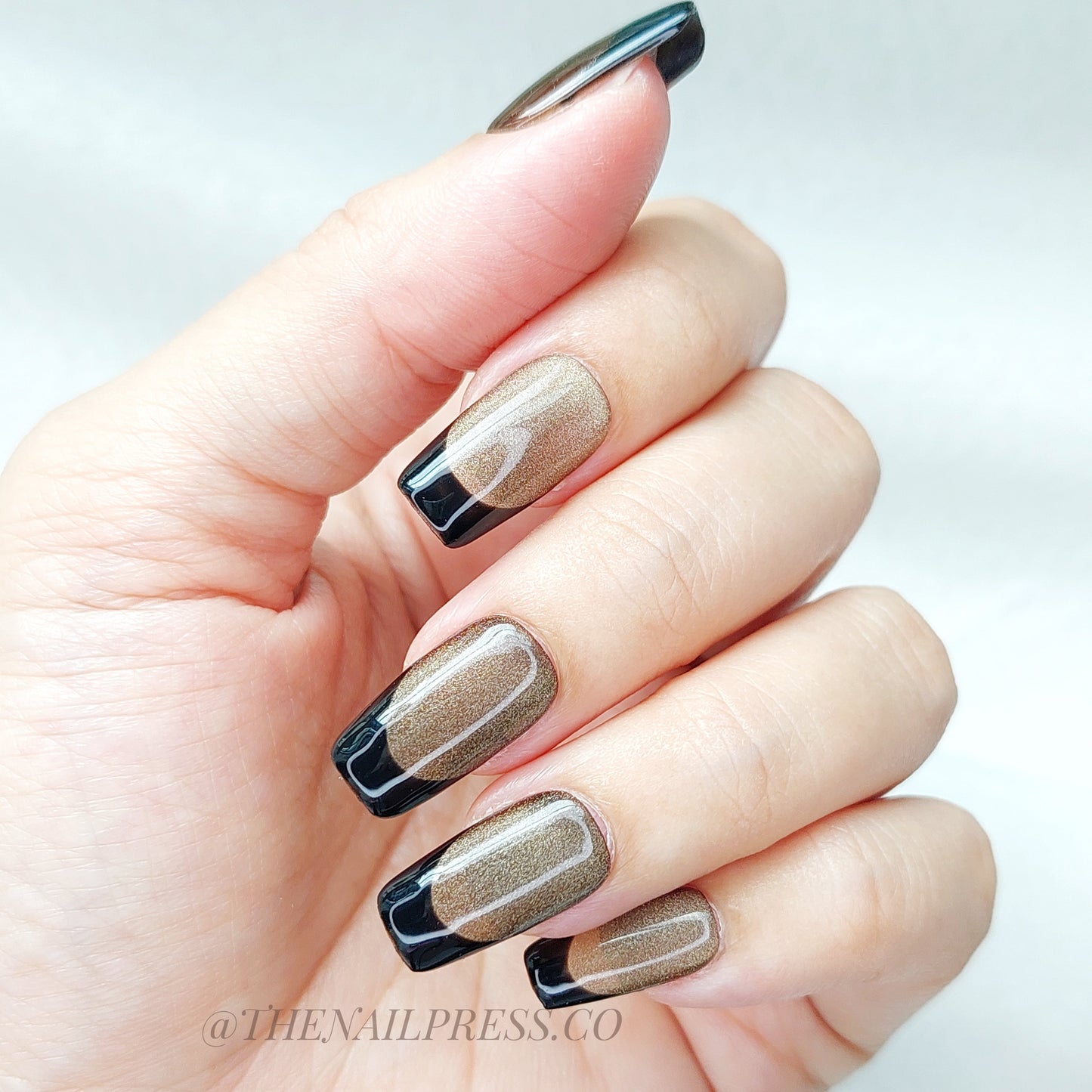 Smoky Elegance – Medium Square 19mm