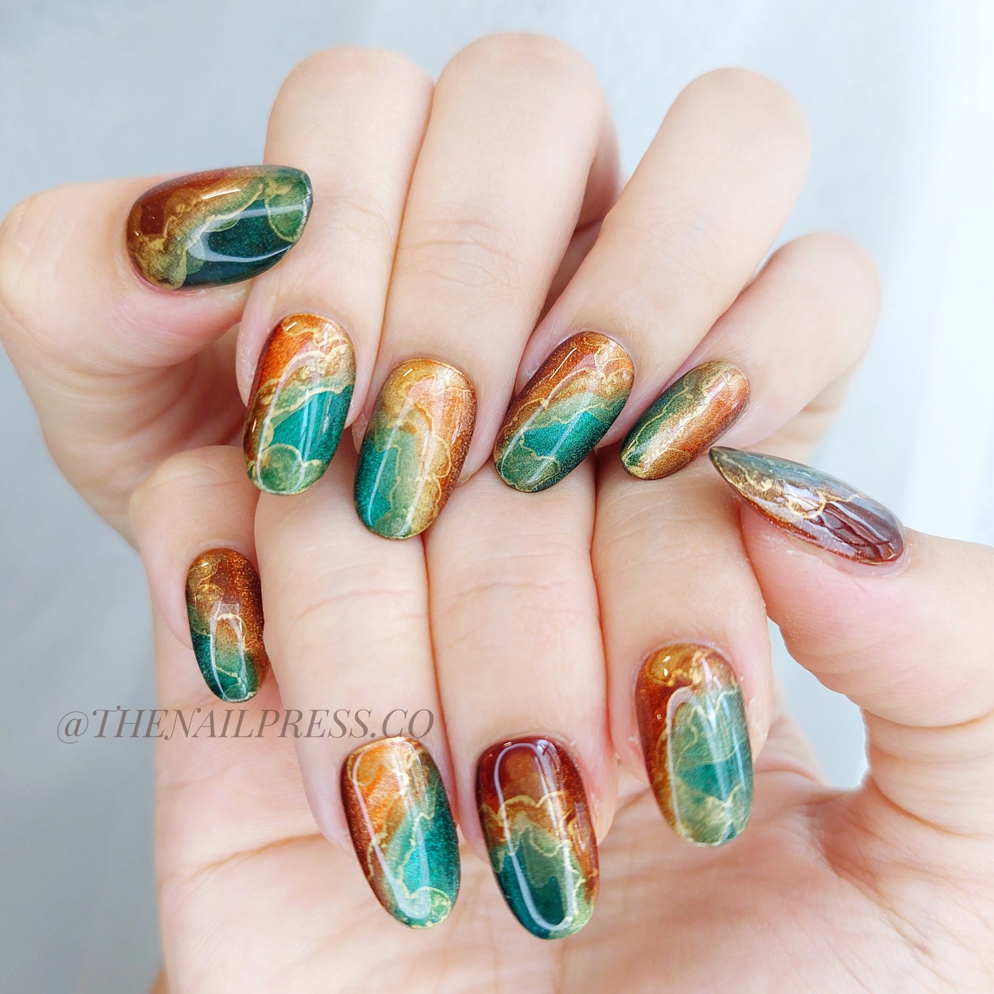 Mystique Oasis – Medium Oval Rounded 19mm