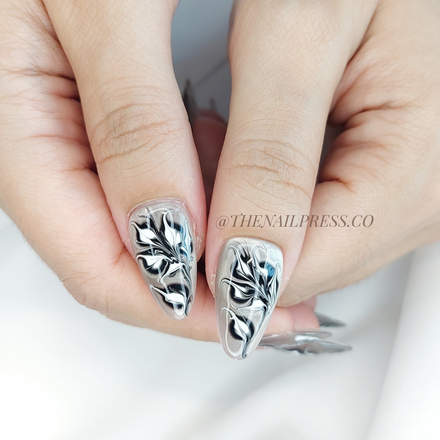 Monochrome Bloom – Short Almond 22mm