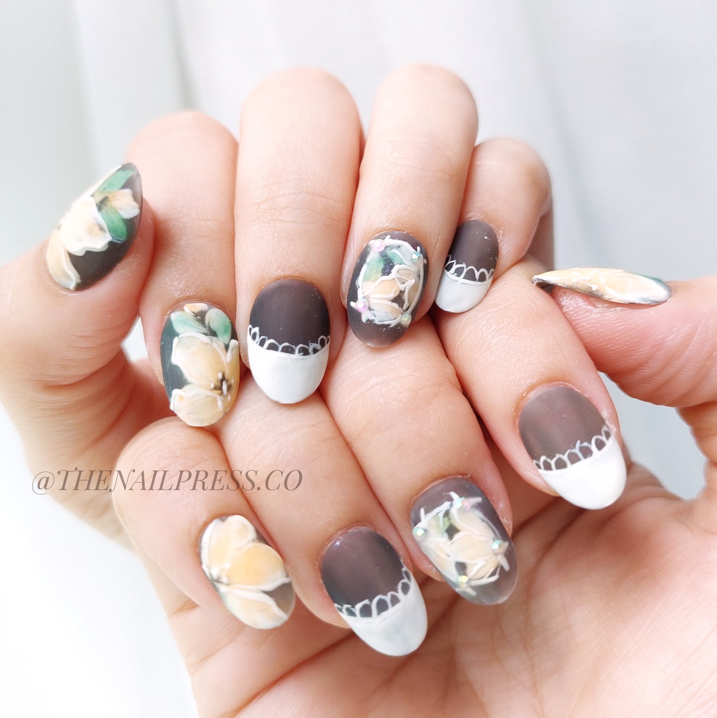 Floral Lace Artistry – Short Rounded 17mm