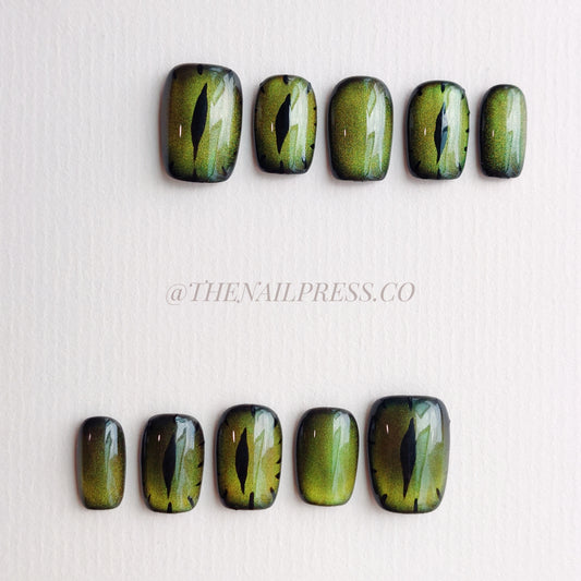 Witch's Cat Gaze – Short Square 17mm