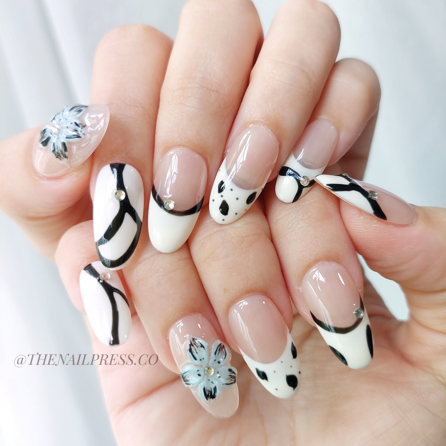 Monochrome Floral Mystique – Short Oval 21mm