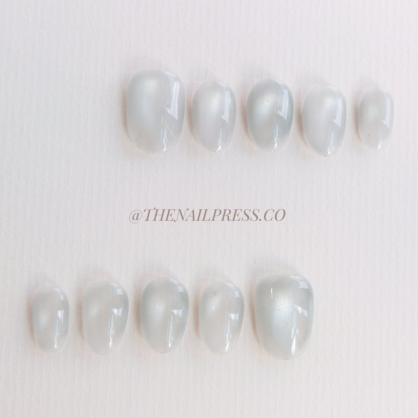 Silver-Touched White Cat-Eye – Short Rounded 17mm