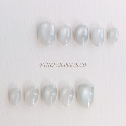 Silver-Touched White Cat-Eye – Short Rounded 17mm