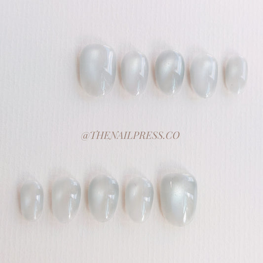 Silver-Touched White Cat-Eye – Short Rounded 17mm