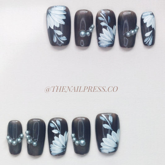 Monochrome Grace – Medium Square 19mm