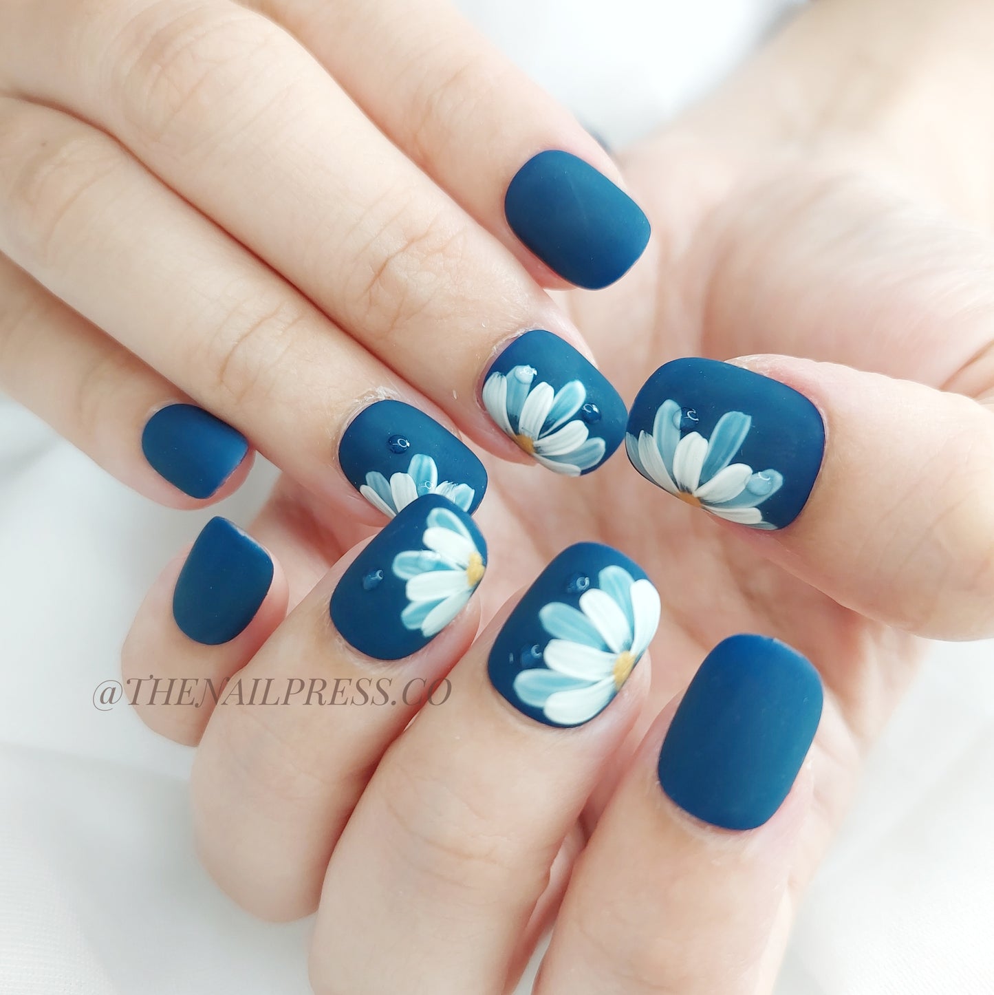 Blooming in Stillness – Short Squoval 16mm