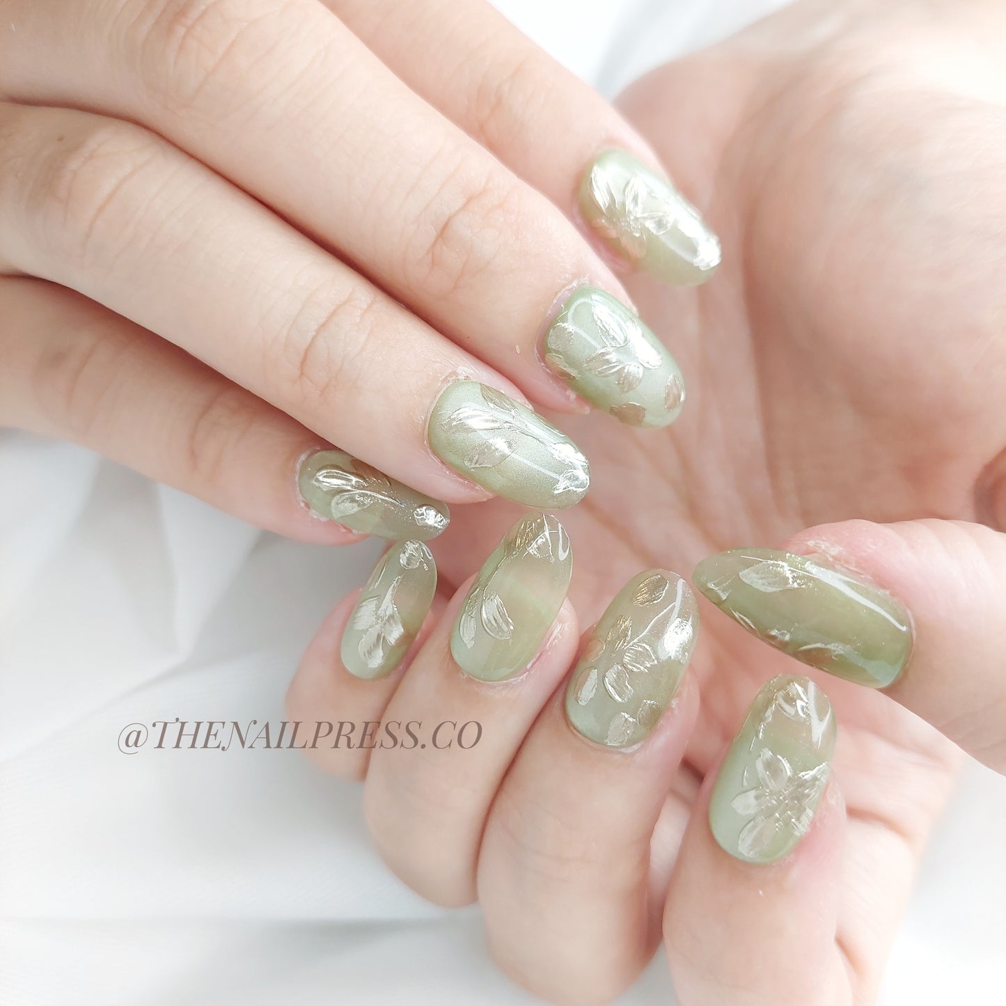 Foiled Flora – Medium Oval Rounded 19mm