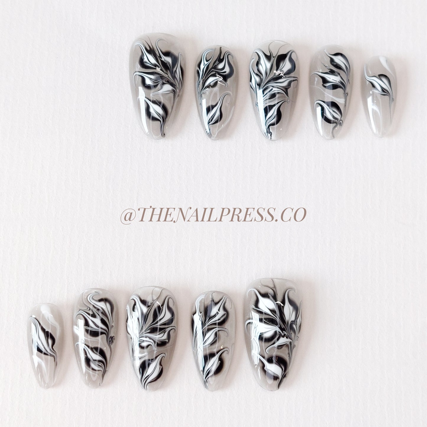 Monochrome Bloom – Short Almond 22mm