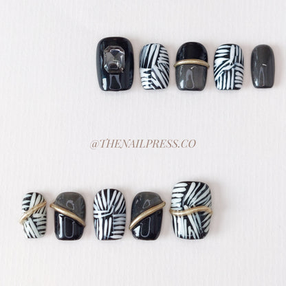 Chic Contrast – Short Square 17mm