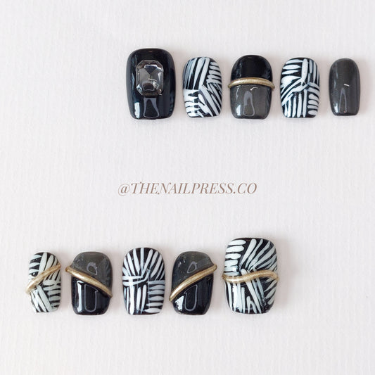 Chic Contrast – Short Square 17mm