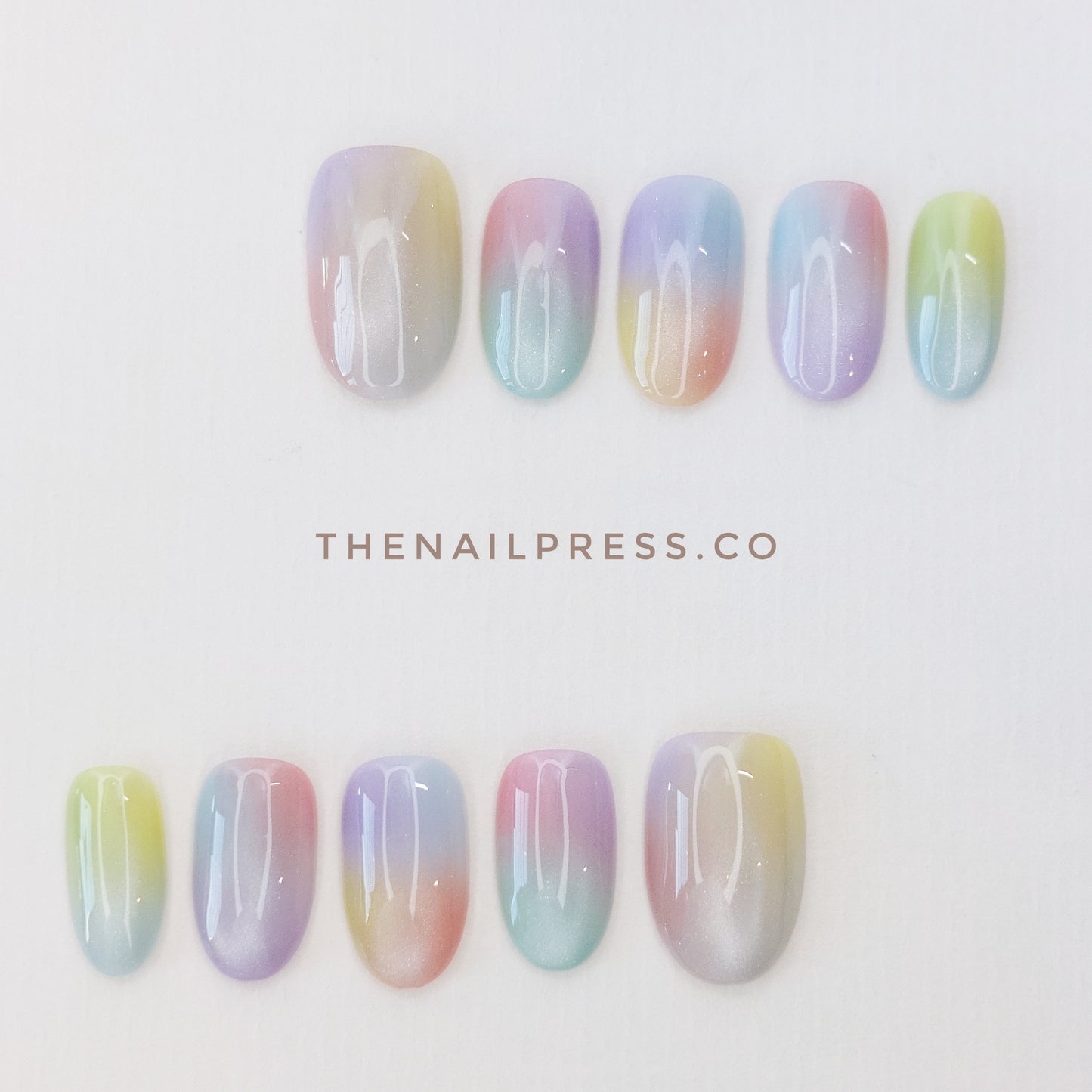 Dreamy Rainbow – Medium Oval Rounded 19mm